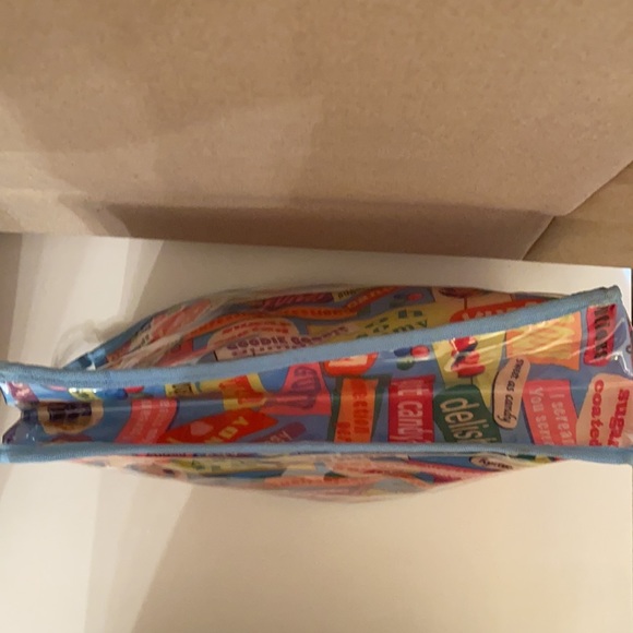 Iscream laminated cosmetic bag - Picture 6 of 6